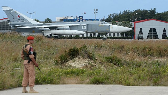 Российский самолет Су-24 на взлетно-посадочной полосе на авиабазе Хмеймим в Сирии. Архивное фото Российский самолет Су-24 на взлетно-посадочной полосе на авиабазе Хмеймим в Сирии. Архивное фото