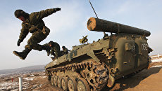 Военнослужащие экипажа БМП покидают машину после стрельбы во время учений мотострелковой бригады на полигоне в Приморском крае Военнослужащие экипажа БМП покидают машину после стрельбы во время учений мотострелковой бригады на полигоне в Приморском крае