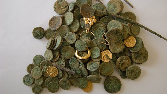 Клад древних монет и украшений. Архивное фото