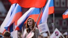 Девушка на праздничном концерте в честь Дня России. Архивное фото Девушка на праздничном концерте в честь Дня России. Архивное фото