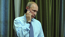 Президент России Владимир Путин во время телефонного разговора. Архивное фото Президент России Владимир Путин во время телефонного разговора. Архивное фото
