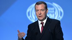 Председатель правительства РФ Дмитрий Медведев выступает на XV Международном инвестиционном форуме Сочи-2016 Председатель правительства РФ Дмитрий Медведев выступает на XV Международном инвестиционном форуме Сочи-2016