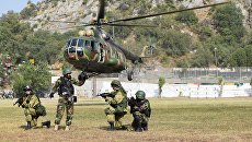 Военнослужащие России и Пакистана на учении Дружба-2016 проводят совместную тренировку по десантированию из Ми-17 Военнослужащие России и Пакистана на учении Дружба-2016 проводят совместную тренировку по десантированию из Ми-17