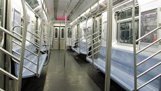 Вагон метро в Нью-Йоркской подземке Вагон метро в Нью-Йоркской подземке