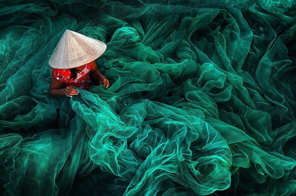 Работа фотографа из Малайзии Danny Yen Sin Wong Phan Rang Fishing Net Making, занявшая первое место в категории Open colour на фотоконкурсе Siena International Photography Awards