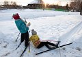 Дети катаются на лыжах в заснеженном селе Березовка в Томской области Дети катаются на лыжах в заснеженном селе Березовка в Томской области