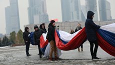 Участники церемонии демонстрации самого большого флага Российской Федерации в парке Победы в Москве Участники церемонии демонстрации самого большого флага Российской Федерации в парке Победы в Москве