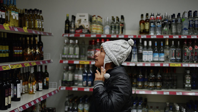 Эксперты: продажи суррогатного алкоголя в России растут, но рынок падает