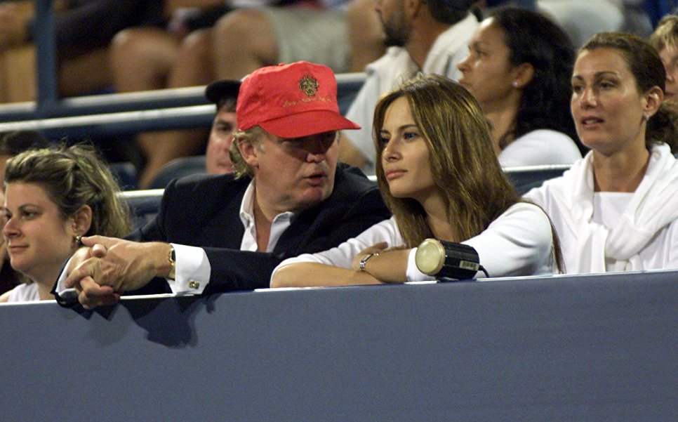 Дональд Трамп и Меланья Кнавс смотрят теннис 4 сентября 1999 года в Нью-Йорке