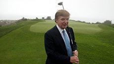 Дональд Трамп с клюшкой для игры в гольф. Архивное фото Дональд Трамп с клюшкой для игры в гольф. Архивное фото