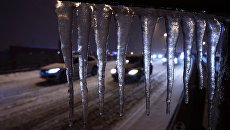 Сосульки на одной из улиц Москвы. Архивное фото Сосульки на одной из улиц Москвы. Архивное фото