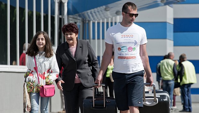 Туристы прибывшие на отдых в Крым в международном аэропорту Симферополь. Архивное