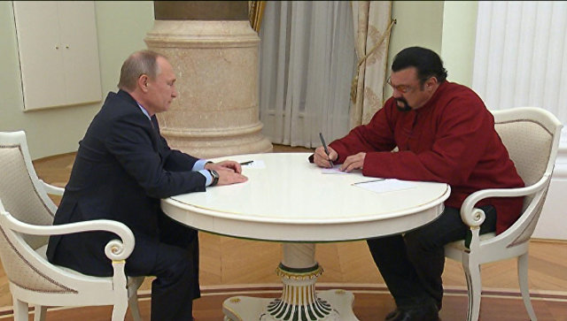 Путин вручил Сигалу паспорт гражданина РФ