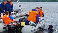 Сотрудники МЧС России во время поисково-спасательных работ на озере Сямозеро в Карелии. Архивное фото Сотрудники МЧС России во время поисково-спасательных работ на озере Сямозеро в Карелии. Архивное фото