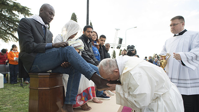 Папа Франциск во время обряда омовения ног. Архивное фото