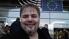 Руслан Коцаба около здания Европарламента. Архивное фото Руслан Коцаба около здания Европарламента. Архивное фото