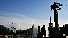 Памятник Манасу между зданиями Мэрии города Бишкек и Национальной Филармонией Кыргызстана. Архивное фото Памятник Манасу между зданиями Мэрии города Бишкек и Национальной Филармонией Кыргызстана. Архивное фото