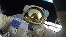 Селфи Юрия Маленченко во время выхода в открытый космос Селфи Юрия Маленченко во время выхода в открытый космос