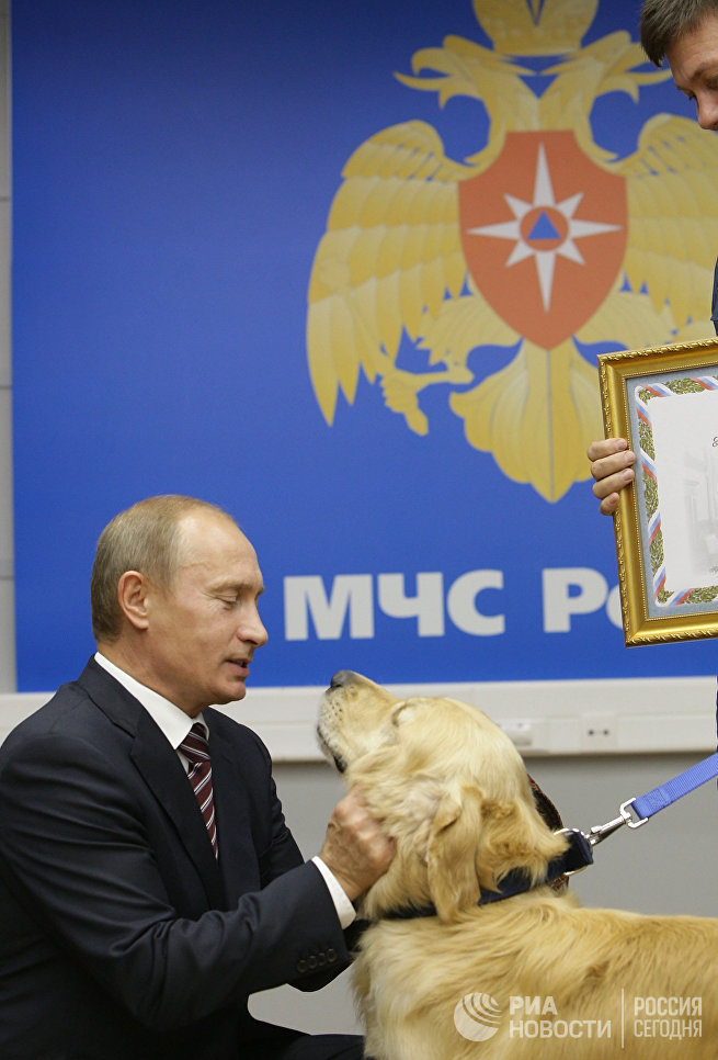 Председатель правительства РФ Владимир Путин посетил Национальный центр управления в кризисных ситуациях МЧС России. 21 сентября 2009