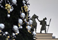 Новогодняя елка и скульптура Колесница Славы, венчающая арку Главного штаба на Дворцовой площади в Санкт-Петербурге Новогодняя елка и скульптура Колесница Славы, венчающая арку Главного штаба на Дворцовой площади в Санкт-Петербурге
