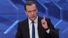 Председатель правительства РФ Дмитрий Медведев во время интервью российским телеканалам в студии телецентра Останкино. 15 декабря 2015 Председатель правительства РФ Дмитрий Медведев во время интервью российским телеканалам в студии телецентра Останкино. 15 декабря 2015