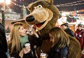 Посетительницы ГУМ-Ярмарки на Красной площади в Москве Посетительницы ГУМ-Ярмарки на Красной площади в Москве