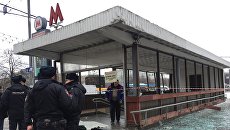 Полицейские у метро Коломенское, где раздался хлопок. 22 декабря 2016 Полицейские у метро Коломенское, где раздался хлопок. 22 декабря 2016
