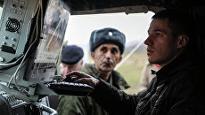Военнослужащий за пультом комплекса радиоподавления. Архивное фото Военнослужащий за пультом комплекса радиоподавления. Архивное фото