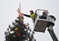 Рабочие украшают Новогоднюю ёлку на Соборной площади Кремля в Москве Рабочие украшают Новогоднюю ёлку на Соборной площади Кремля в Москве