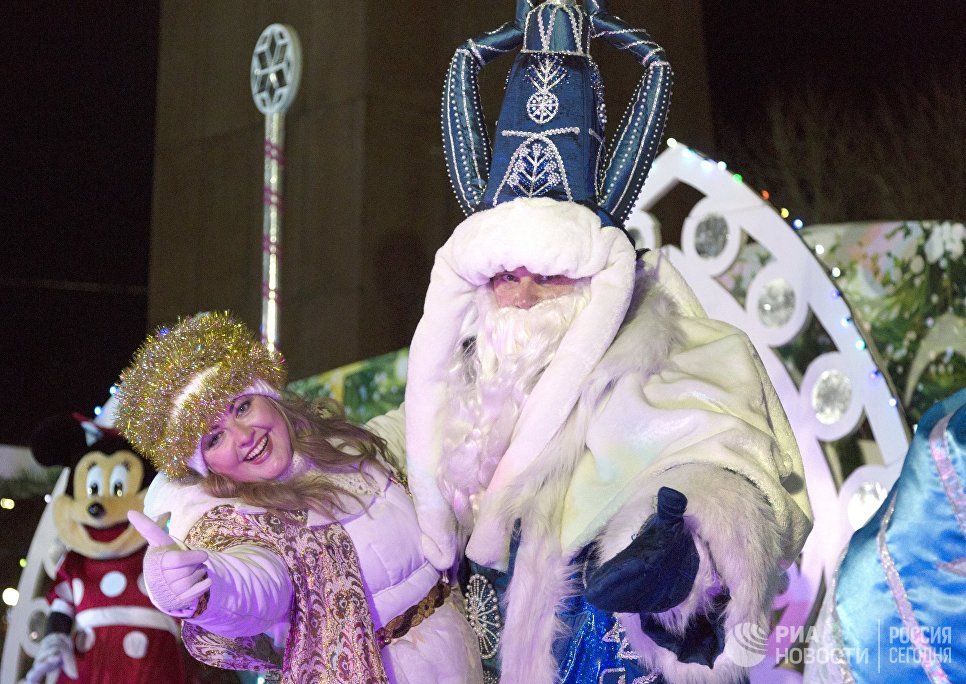 Дед Мороз и Снегурочка во время встречи Нового года на площади имени В.И. Ленина в центре Петропавловска-Камчатского Дед Мороз и Снегурочка во время встречи Нового года на площади имени В.И. Ленина в центре Петропавловска-Камчатского