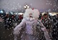 Артист во время новогодних гуляний в Москве Артист во время новогодних гуляний в Москве