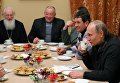Президент РФ Владимир Путин во время беседы с рыбаками после Рождественского богослужения в Свято-Юрьевом монастыре в Новгородской области Президент РФ Владимир Путин во время беседы с рыбаками после Рождественского богослужения в Свято-Юрьевом монастыре в Новгородской области