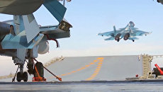 Корабельный истребитель Су-33 ВКС РФ во время взлета с палубы тяжёлого авианесущего крейсера Адмирал Кузнецов. Архивное фото Корабельный истребитель Су-33 ВКС РФ во время взлета с палубы тяжёлого авианесущего крейсера Адмирал Кузнецов. Архивное фото