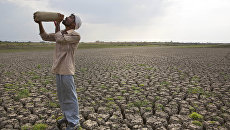 Мужчина на высушенной плотине Manjara Dam в Индии. 2016 год Мужчина на высушенной плотине Manjara Dam в Индии. 2016 год