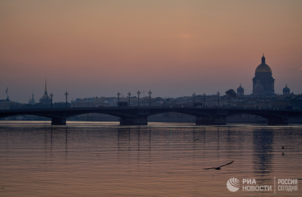 Вид на Благовещенский мост и Исаакиевский собор на рассвете в Санкт-Петербурге