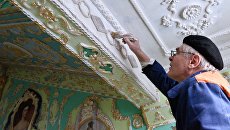 Пенсионер Владимир Чайка расписал подъезд в стиле барокко в Киеве Пенсионер Владимир Чайка расписал подъезд в стиле барокко в Киеве