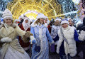 Участники торжественного шествия во время парада Снегурочек в Москве Участники торжественного шествия во время парада Снегурочек в Москве