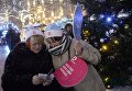 Зрители перед началом парада Снегурочек в Москве Зрители перед началом парада Снегурочек в Москве