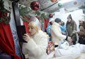 Участницы перед началом парада Снегурочек в Москве Участницы перед началом парада Снегурочек в Москве
