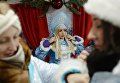 Участницы перед началом парада Снегурочек в Москве Участницы перед началом парада Снегурочек в Москве