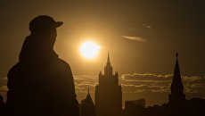 Прохожий на Большом Москворецком мосту в Москве. Архивное фото Прохожий на Большом Москворецком мосту в Москве. Архивное фото