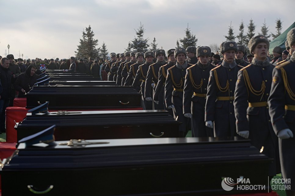 На церемонии прощания с погибшими при крушении самолета Ту-154 в Черном море на Федеральном военном мемориальном кладбище в Московской области На церемонии прощания с погибшими при крушении самолета Ту-154 в Черном море на Федеральном военном мемориальном кладбище в Московской области