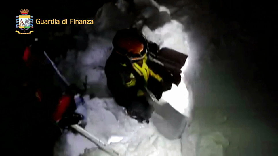 Итальянские спасатели во время поисковой операции в отеле Rigopiano di Farindola после схода лавины