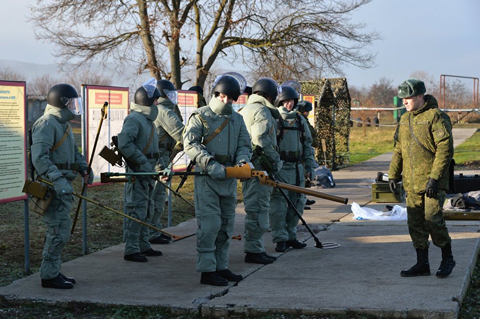 Саперы инженерных войск Южного военного округа готовятся к занятиям по разминированию на учебном полигоне Ханкала, расположенного в 7 километрах от Грозного Саперы инженерных войск Южного военного округа готовятся к занятиям по разминированию на учебном полигоне Ханкала, расположенного в 7 километрах от Грозного