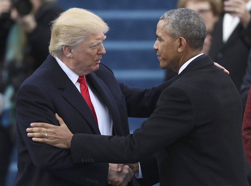 Избранный президент США Дональд Трамп приветствует президента Барака Обаму на инаугурации. 20 января 2017