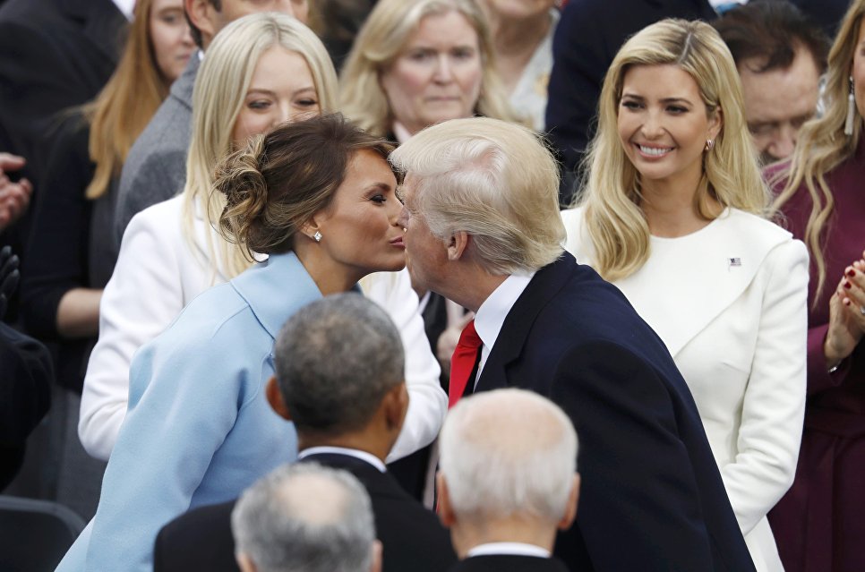 Президент США Дональд Трамп целует супругу Меланью после принятия присяги в Капитолии в Вашингтоне, США. 20 января 2017
