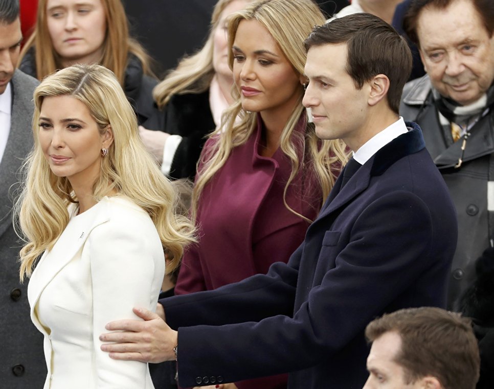 Иванка Трамп с супругом Джаредом Кушнером и Ванесса Трамп перед церемонией инаугурации избранного президента США Дональда Трампа. 20 января 2017 года