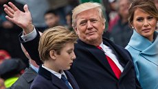 Президент США Дональд Трамп, его супруга Меланья и сын Бэррон во время парада в честь инаугурации в Вашингтоне. Архивное фото Президент США Дональд Трамп, его супруга Меланья и сын Бэррон во время парада в честь инаугурации в Вашингтоне. Архивное фото