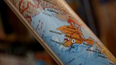 Свернутая в рулон политическая карта Европы. Архивное фото Свернутая в рулон политическая карта Европы. Архивное фото