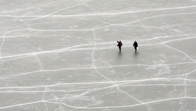 В Якутии восемь рыбаков унесло в море на льдине 